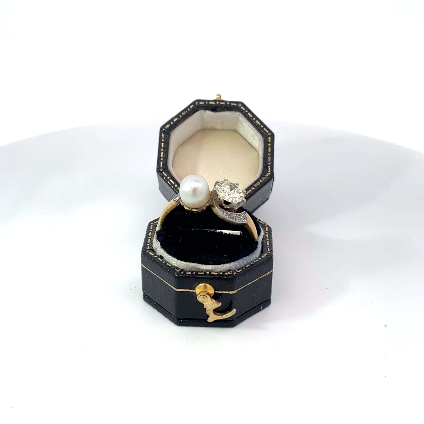 Mid Century French Diamond & pearl Toi et Moi RingThis exquisite ring features a stunning combination of a 1.15ct U/I1 graded diamond and a 7mm pearl with a delicate cream color and a rose overtone, symbolizing the meeting of two souls. The unique "Toi et